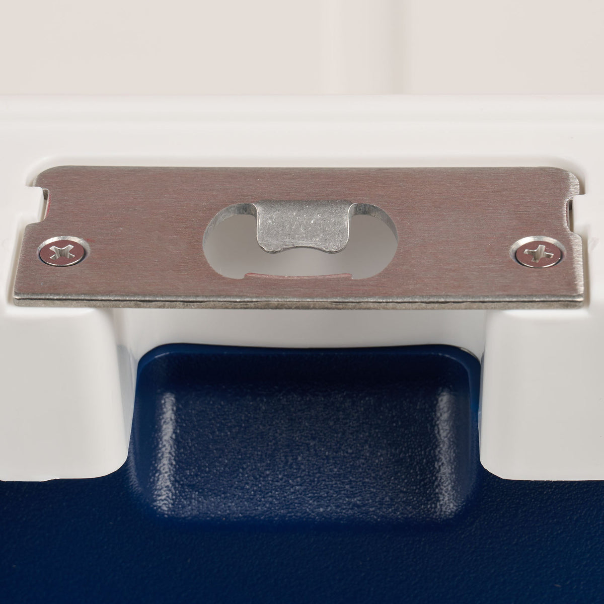trailmate-75-qt-roller-cooler-y9 00035111-BO.jpg
